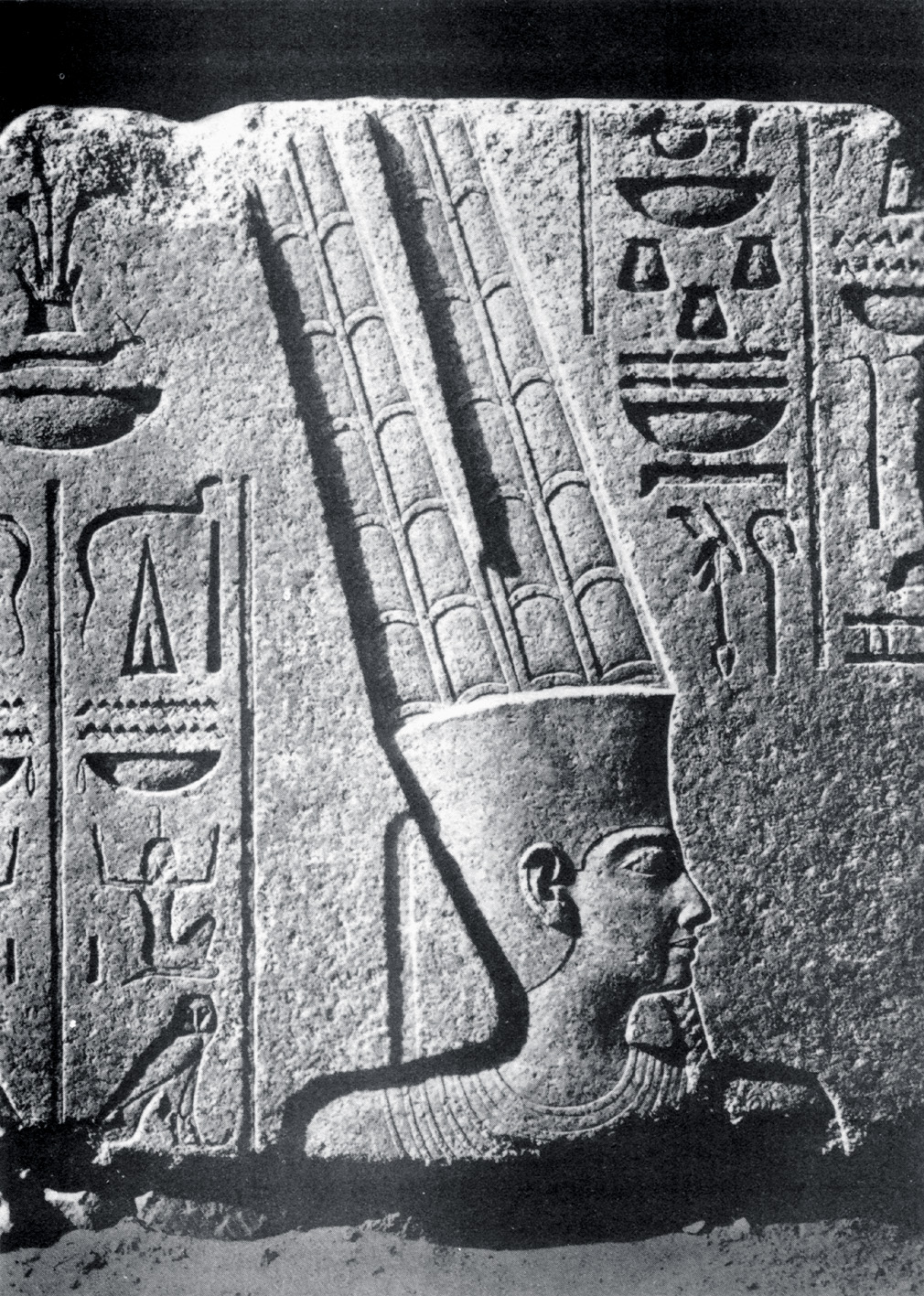 depiction of the egyptian god amun